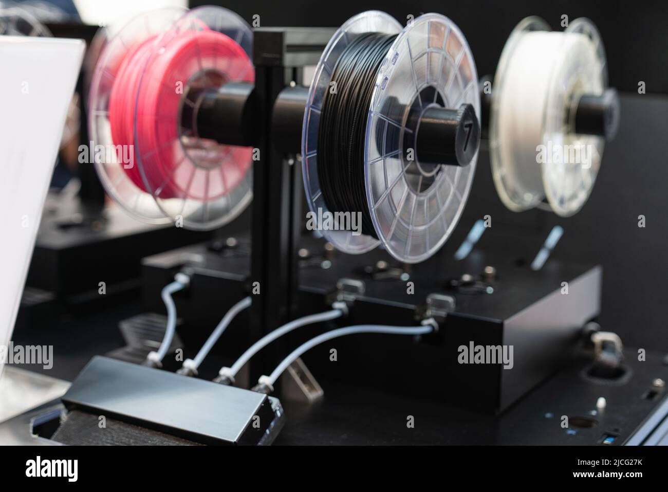 Una stampante 3D in laboratorio stampa una struttura da un polimero Foto Stock