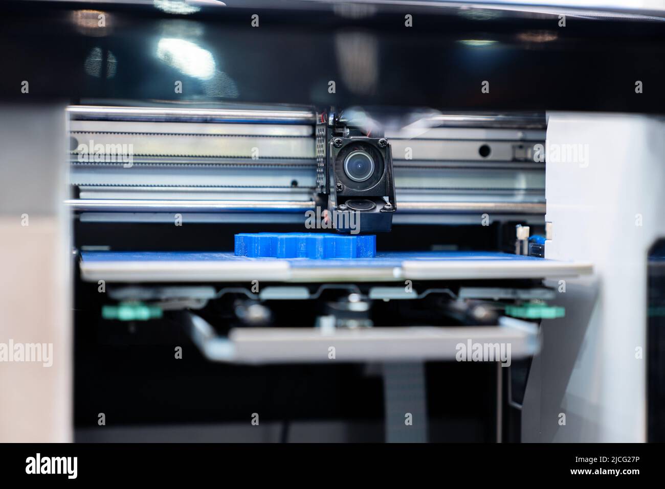 Una stampante 3D in laboratorio stampa una struttura da un polimero Foto Stock