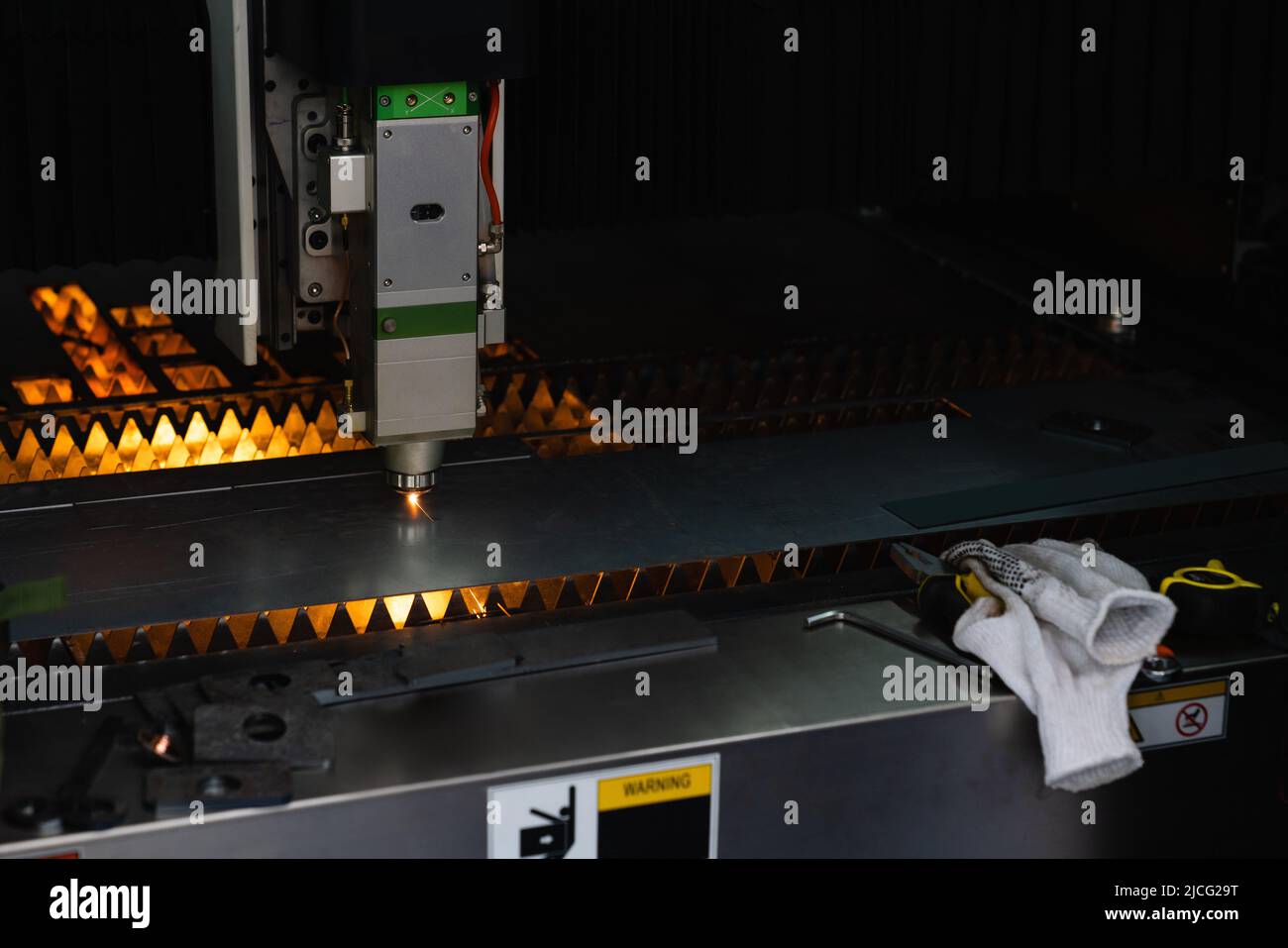 Macchina automatica per il taglio del metallo. Fabbrica intelligente Foto Stock