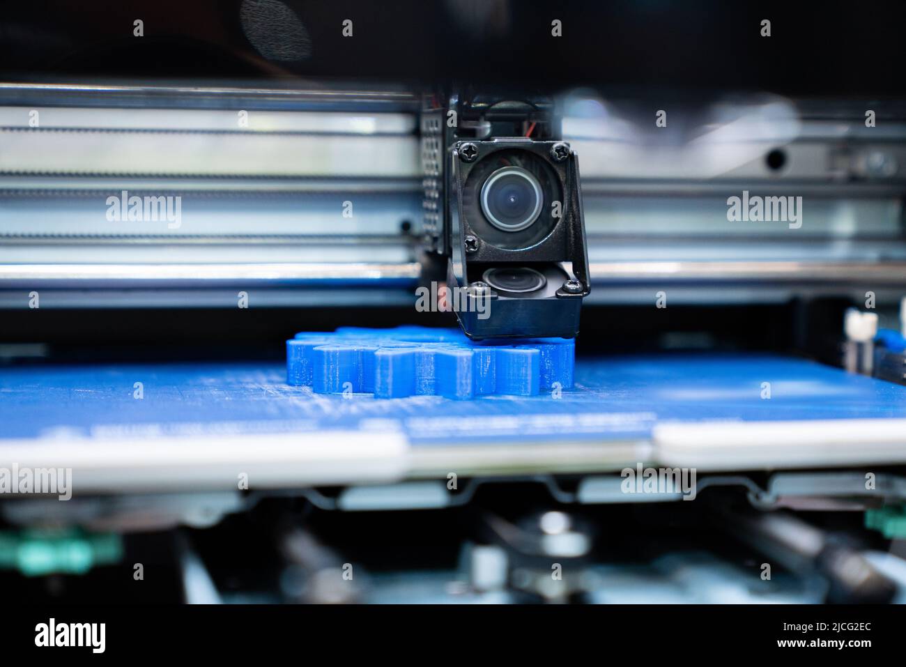 Una stampante 3D in laboratorio stampa una struttura da un polimero Foto Stock