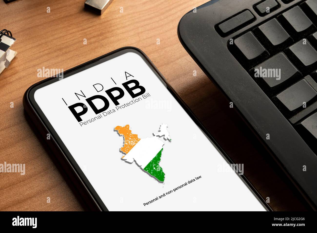 Concetto LGPD (indian personal data law and non personal data law): Smartphone con una pagina immaginaria che mostra un link per leggere la protezione indiana dei dati personali Foto Stock