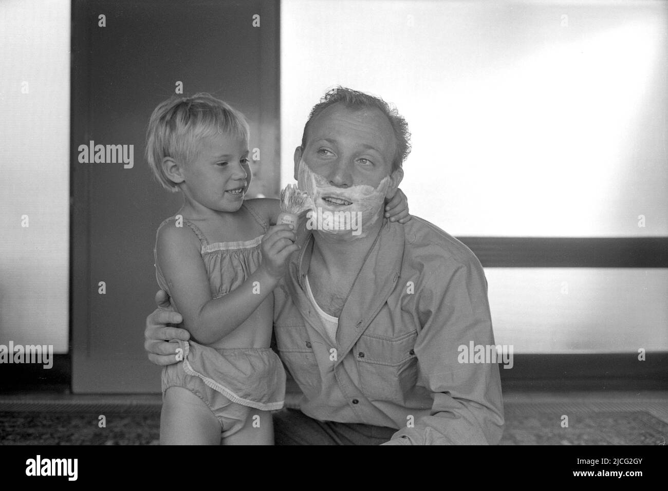 Uwe SEELER, Germania, soccer player, HSV Hamburg Hamburg Hamburg, private, lascia che sua figlia Kerstin lo schiantasse con schiuma da barba, spazzola da barba, foto non datata 1963, Foto Stock