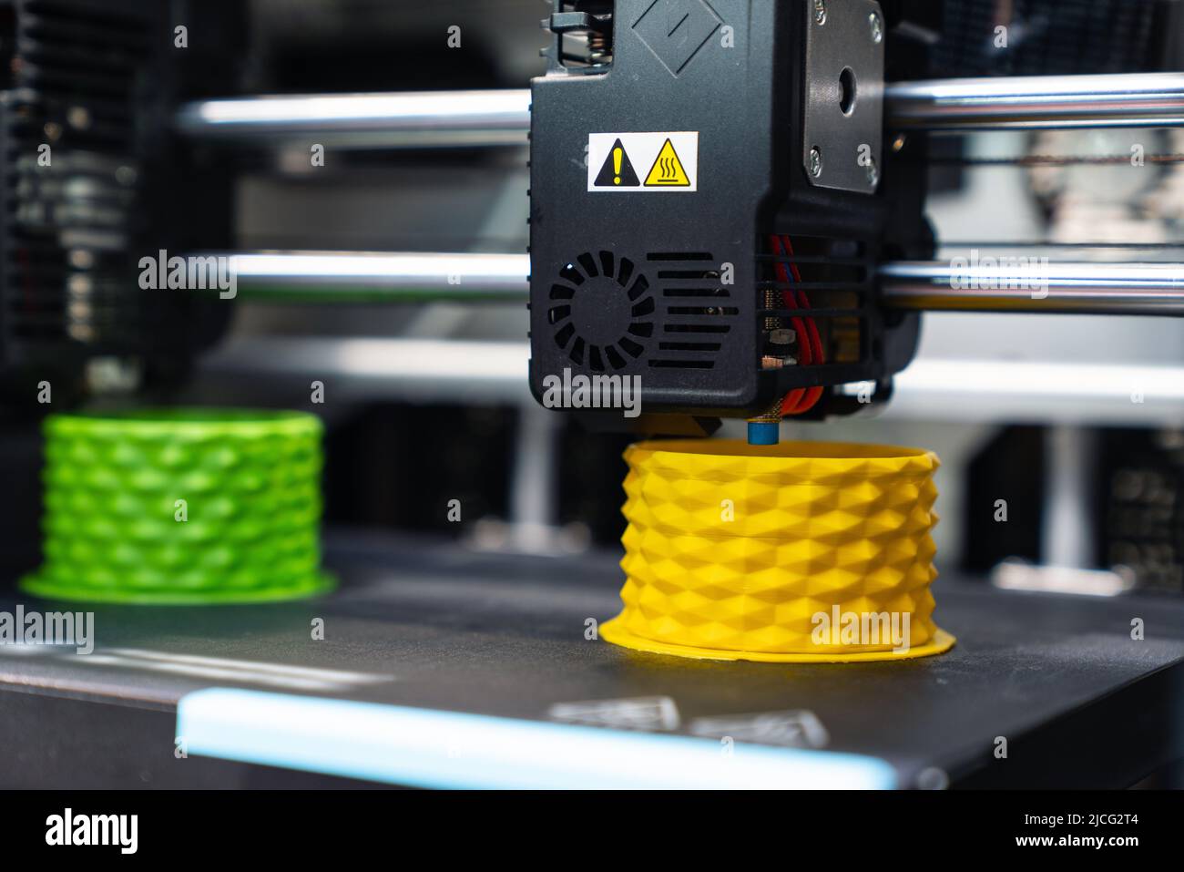 Una stampante 3D in laboratorio stampa una struttura da un polimero Foto Stock