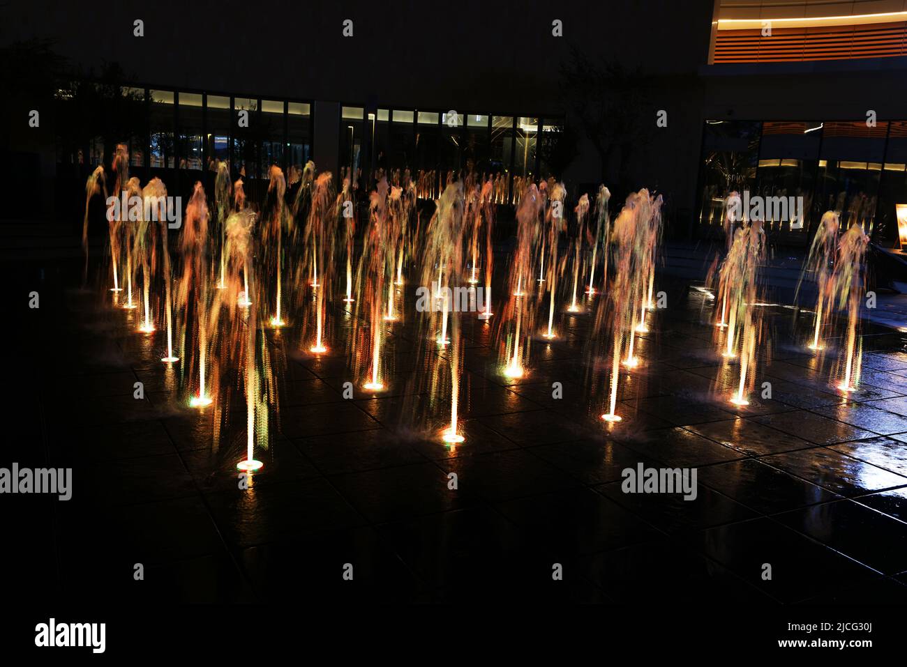 Dubai, Wasser, Modernes Design und moderne Architektur mit beleuchteten Springbrunnen in Dubai der Stadt der Zukunft Foto Stock