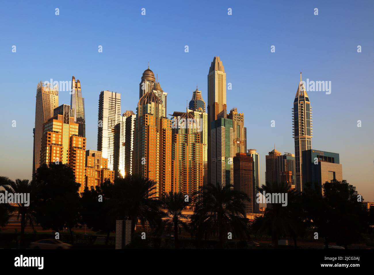 Berühmt, Dubai Marina, moderne Architektur und Atemberaubende Aussicht auf die Skyline von Dubai mit Bürohochhäuser und Luxushotels Foto Stock