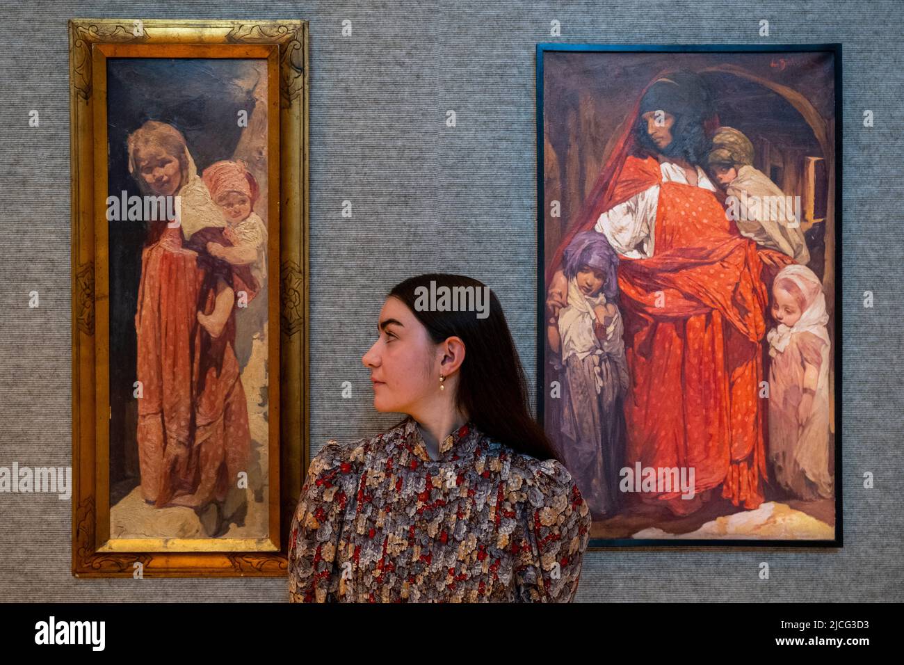 Londra, Regno Unito. 13 giugno 2022. A staff member views (L) 'istri', (Est. £10.000-15.000) e 'Una Madre dell'Algeria', (Est. £30.000-50.000) entrambi di Jules Pierre Van Biesbroeck in anteprima di Bonhams Orientalist Art sale. L'asta si svolgerà il 14 giugno presso le gallerie Bonhams New Bond Street. Credit: Stephen Chung / Alamy Live News Foto Stock