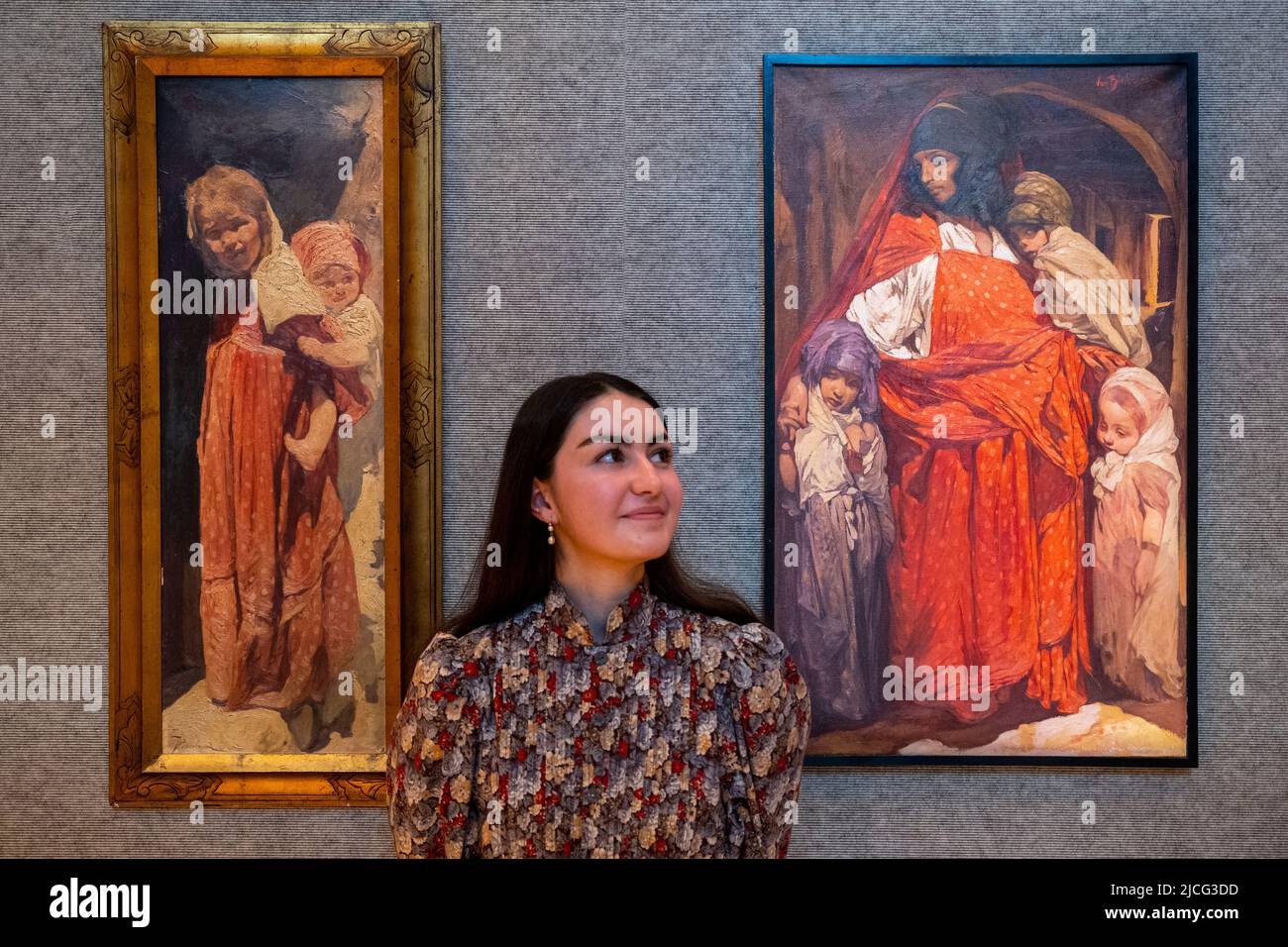 Londra, Regno Unito. 13 giugno 2022. Un membro del personale con (L) 'istri', (Est. £10.000-15.000) e 'Una Madre dell'Algeria', (Est. £30.000-50.000) entrambi di Jules Pierre Van Biesbroeck in anteprima di Bonhams Orientalist Art sale. L'asta si svolgerà il 14 giugno presso le gallerie Bonhams New Bond Street. Credit: Stephen Chung / Alamy Live News Foto Stock