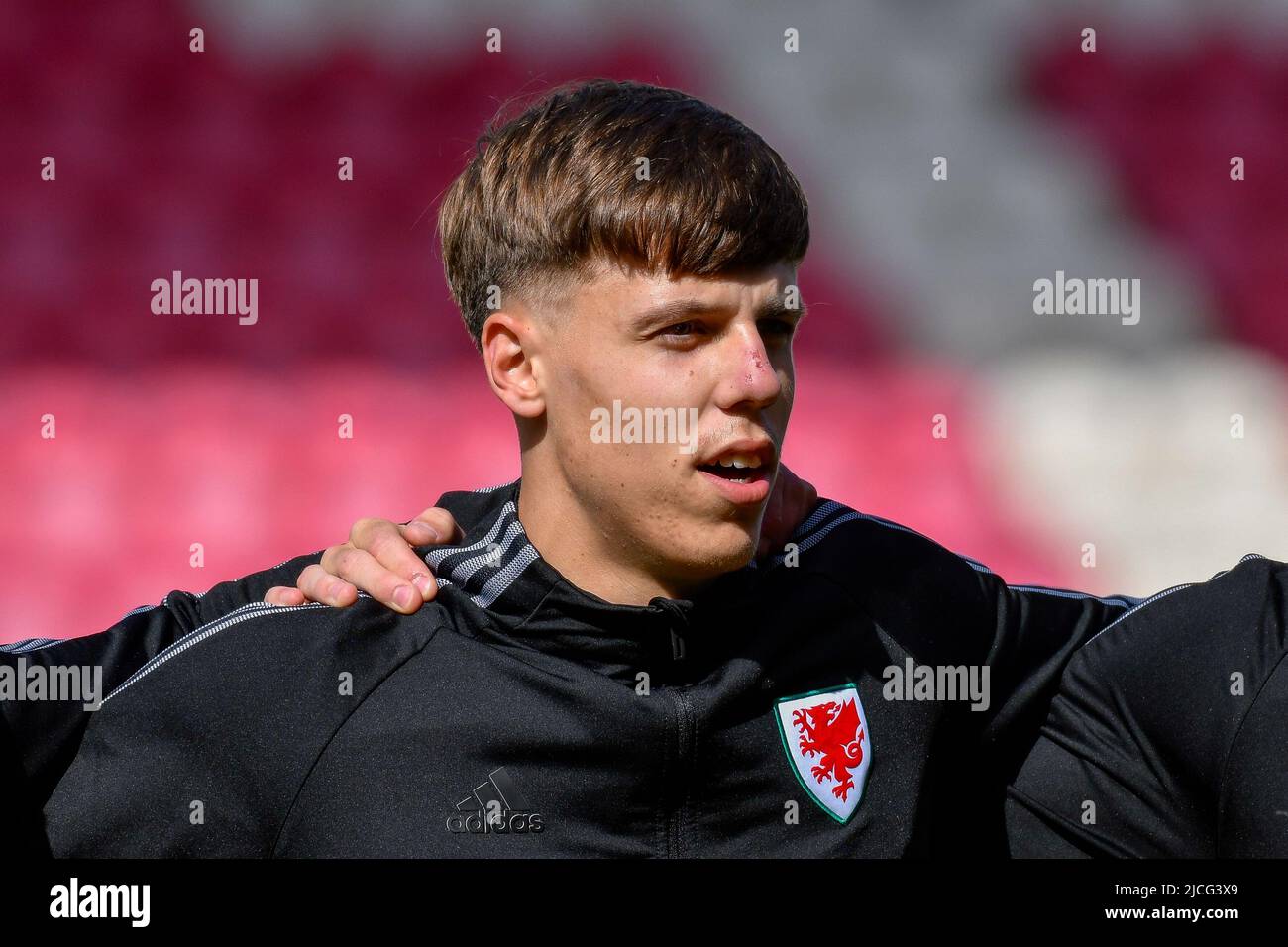 Llanelli, Galles. 11 giugno 2022. Rhys Hughes of Wales U21 canta l'inno nazionale prima della partita UEFA European Under-21 Championship Qualifier Group e tra il Galles U21 e l'Olanda U21 al Parc y Scarlets di Llanelli, Galles, Regno Unito, il 11 giugno 2022. Credit: Duncan Thomas/Majestic Media. Foto Stock