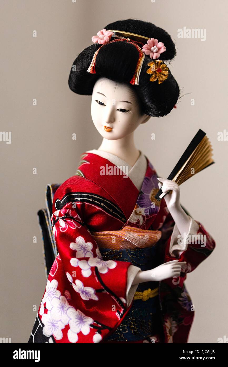 Close-up verticale di giapponese geisha bambola in costume tradizionale,  illustrativa di un tipico aspetto geisha Foto stock - Alamy