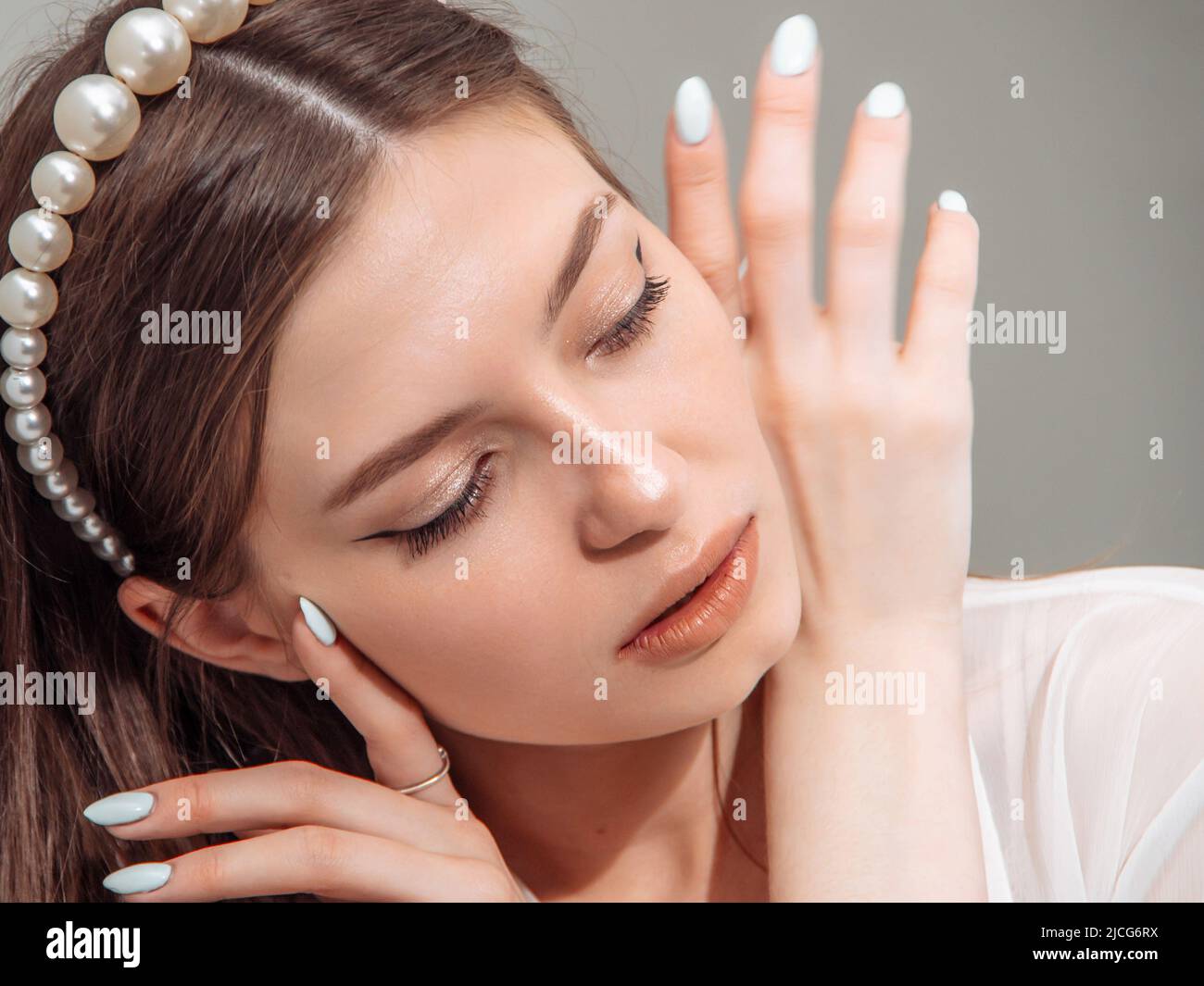 Ritratto di felice femmina. Gentile sorridente giovane donna sentendosi grato, credete concetto di carità. Foto Stock