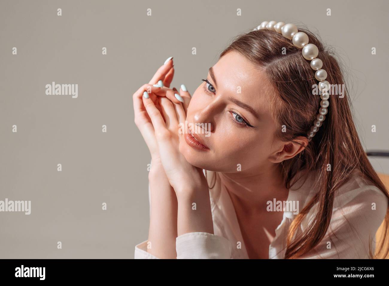 Ritratto di felice femmina. Gentile sorridente giovane donna sentendosi grato, credete concetto di carità. Foto Stock