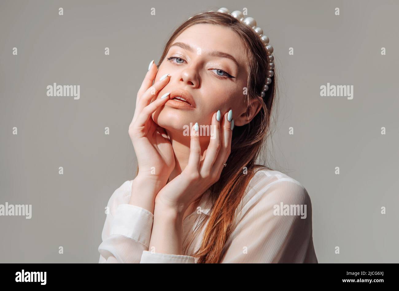 Ritratto di felice femmina. Gentile sorridente giovane donna sentendosi grato, credete concetto di carità. Foto Stock