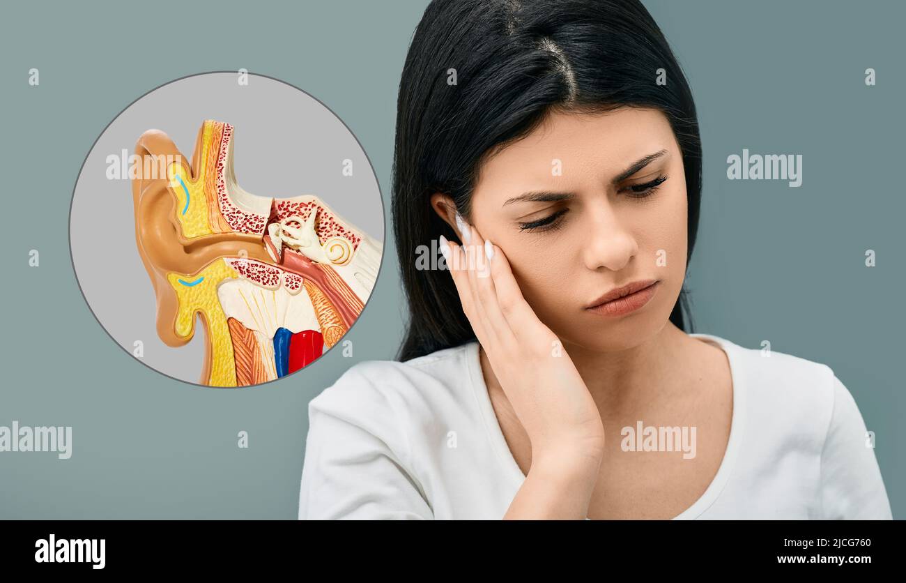 La donna adulta tiene la mano vicino all'orecchio con dolore. Dolore all'orecchio, illustrazione del dolore all'orecchio con modello anatomico Foto Stock