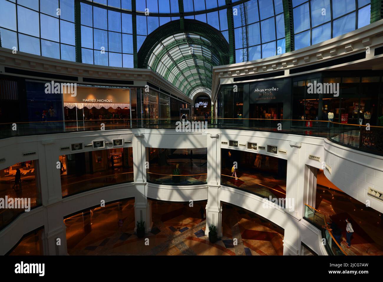 Fashion, Dubai Mall, Mall of the Emirates, Einkaufszentrum mit umwerfender Architektur und Luxus, Fashion Geschäften mit Spaß und Freude beim Shoppen Foto Stock