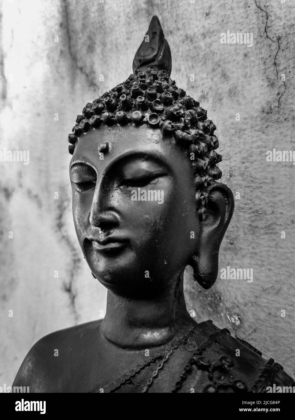 Giugno 3rd 2021. dehradun Uttarakhand India. Buddha Purnima. Un primo colpo di una statua di Buddha in meditazione con uno sfondo bianco. Foto Stock
