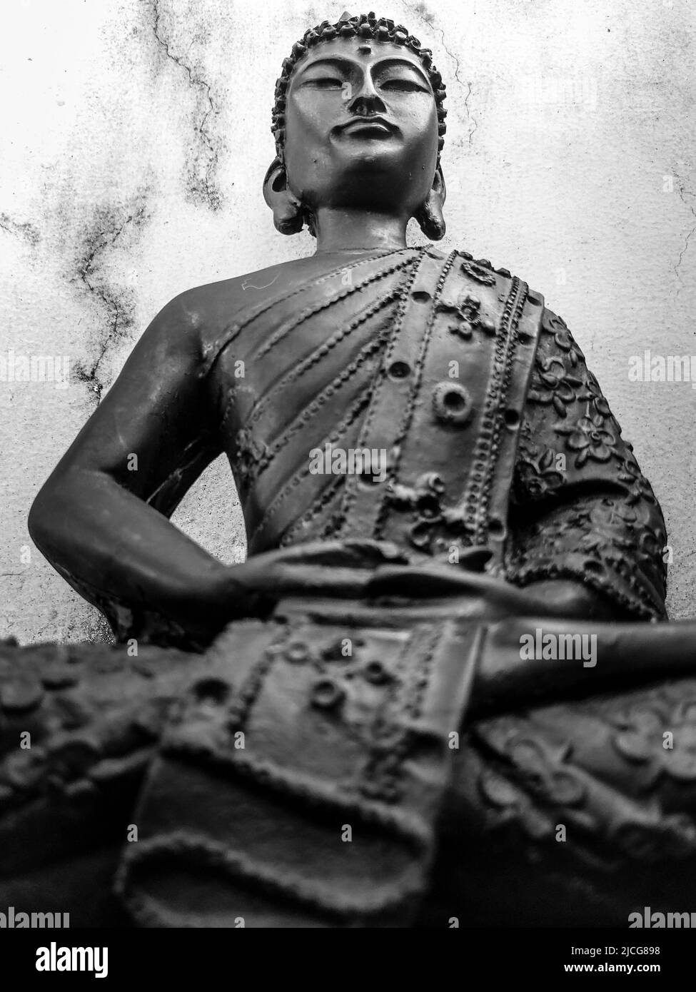 Giugno 3rd 2021. dehradun Uttarakhand India. Buddha Purnima. Una vecchia statua di Budha seduta in posa di loto con uno sfondo bianco vintage. Foto Stock