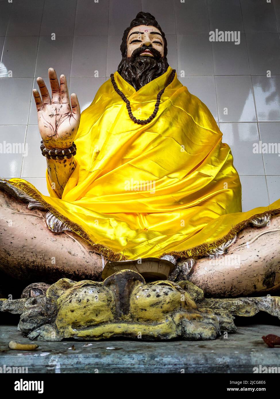 Feb 15th, 2020. Tempio di Tapkeshwar Mahadev. Città di Dehradun, India. Un'antica statua indiana di Yogi colorata con una mano rialzata in una postura di benedizione. Foto Stock