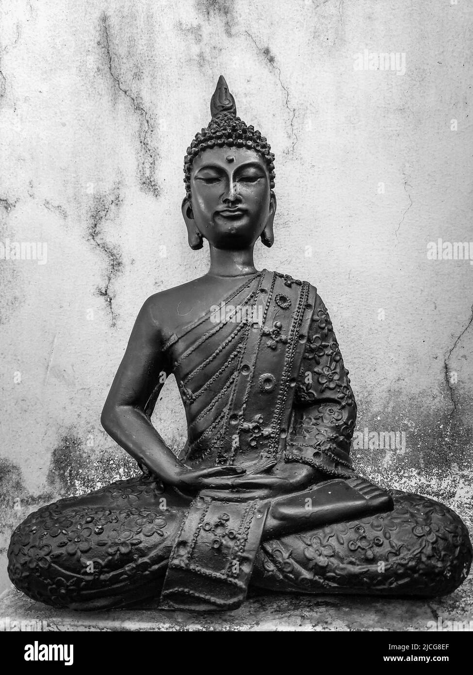 Giugno 3rd 2021. dehradun Uttarakhand India. Buddha Purnima. Una vecchia statua di Budha seduta in posa di loto con uno sfondo bianco vintage. Foto Stock