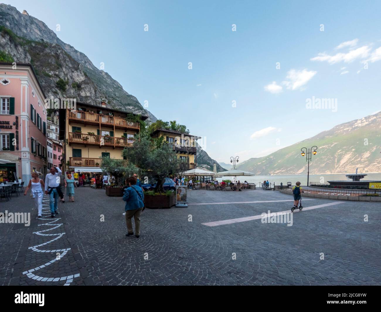 Limone sul Garda, Italia - Maggio, 2022 : strade colorate della piccola e affascinante cittadina costruita in una scoscesa scogliera sulle sponde occidentali del Lago di Garda Foto Stock