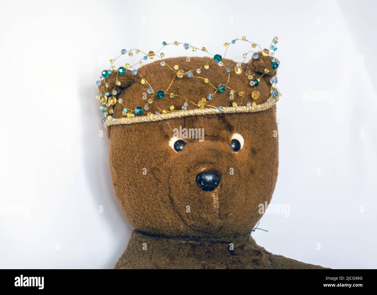 foto di un orso di 45 anni con una corona di perle fatta in casa sulla testa, bordata, fatta a mano Foto Stock