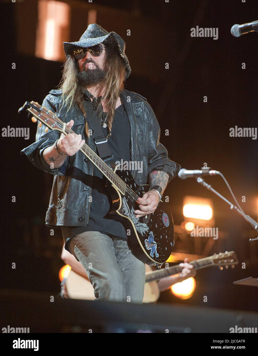 12 giugno 2022 - Nashville, Tennessee; il musicista statunitense BILLY RAY CYRUS si esibisce con DIERKS BENTLEY mentre si esibisce dal vivo al Nissan Stadium nell'ambito del CMA Music Festival del 2022 che si è svolto nel centro di Nashville. Copyright Jason Moore 2022. (Credit Image: © Jason Moore/ZUMA Press Wire) Foto Stock