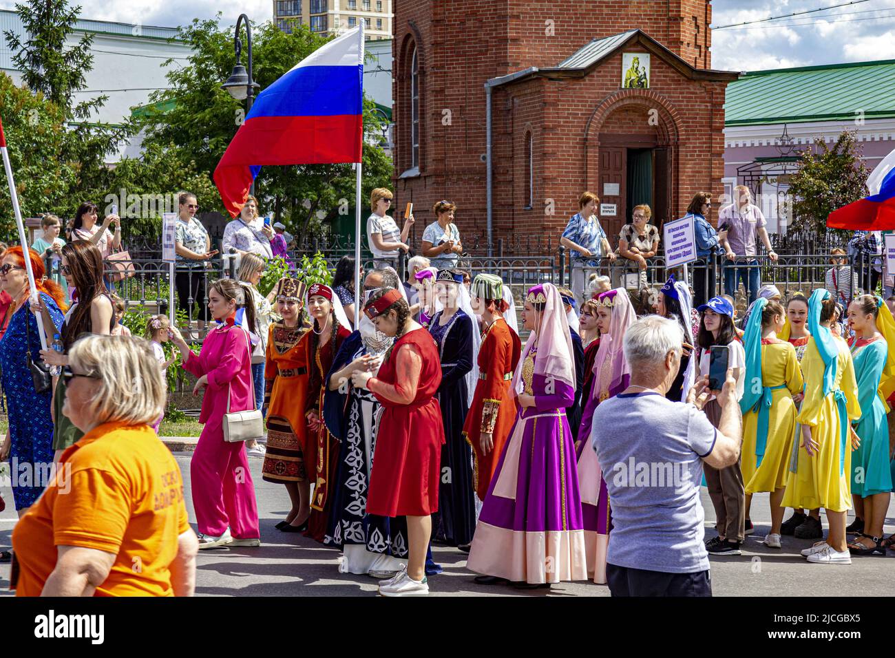 Omsk, Russia. Giugno 12, 2022. Giornata della Russia. Un gruppo di rappresentanti della diaspora armena. Foto Stock