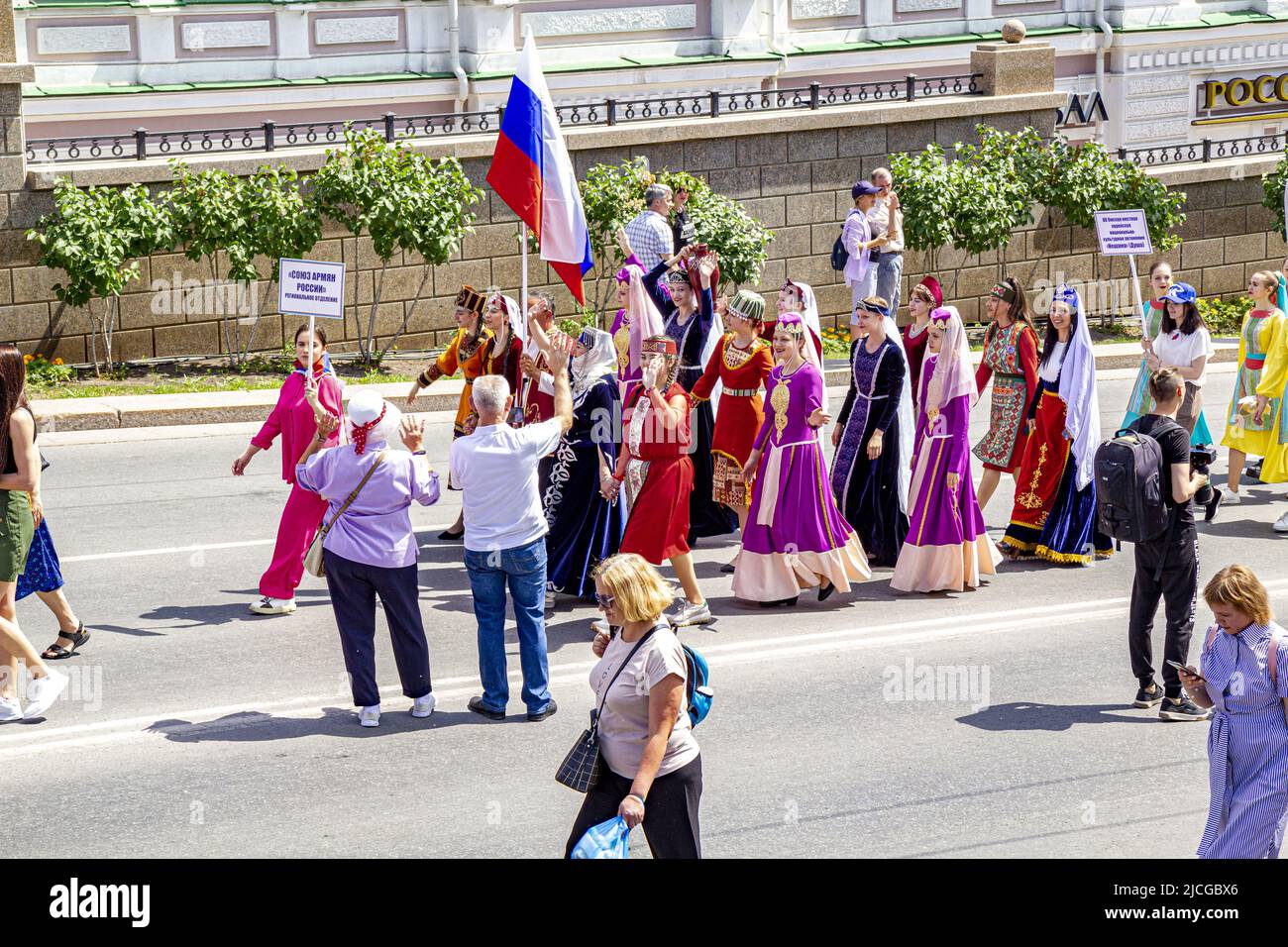 Omsk, Russia. Giugno 12, 2022. Giornata della Russia. Un gruppo di giovani ragazze-rappresentanti della diaspora armena. Foto Stock