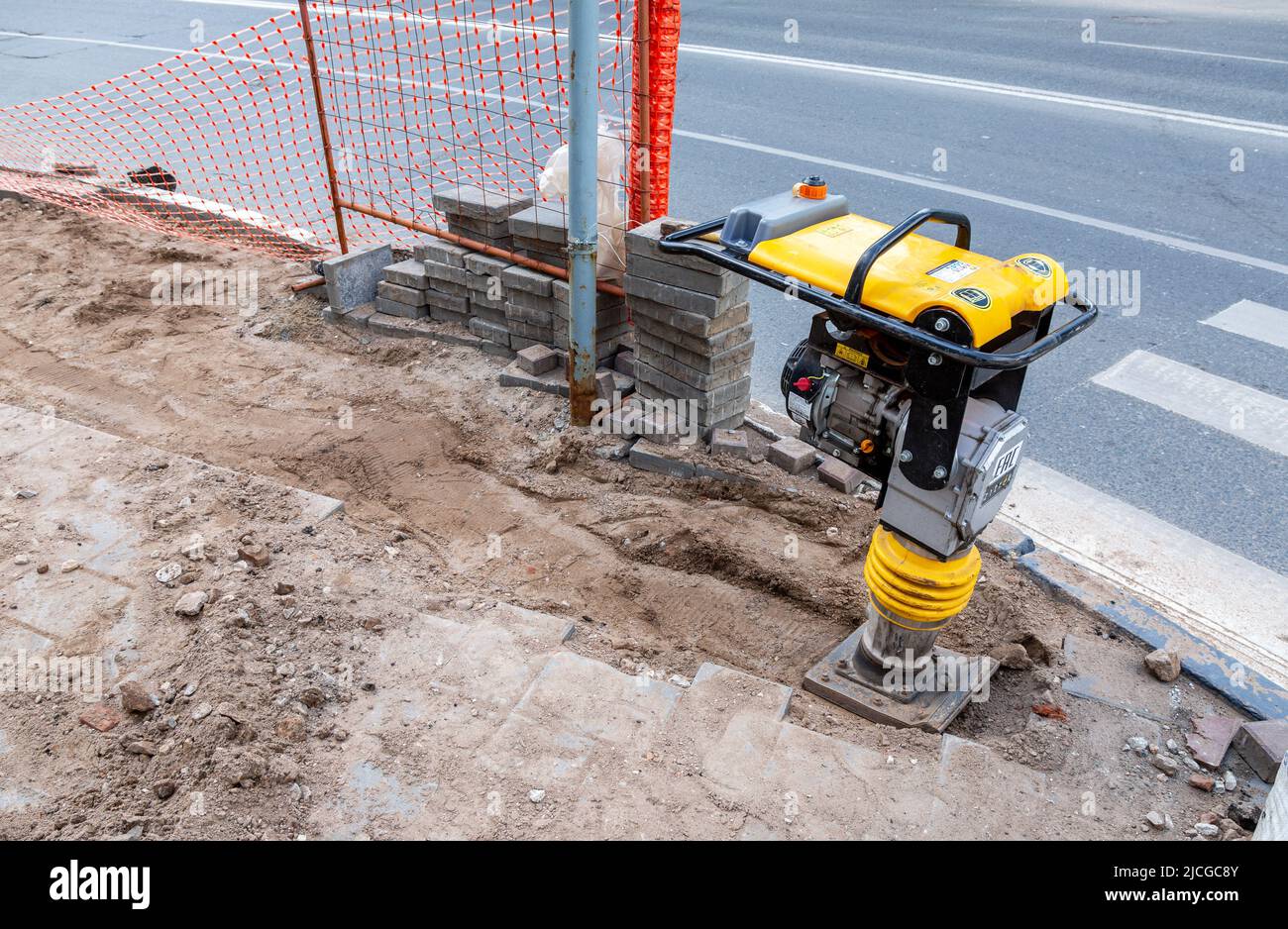 Samara, Russia - 10 giugno 2022: Attrezzatura per la posa di lastre di pavimentazione su una strada cittadina, piastra vibrante Foto Stock