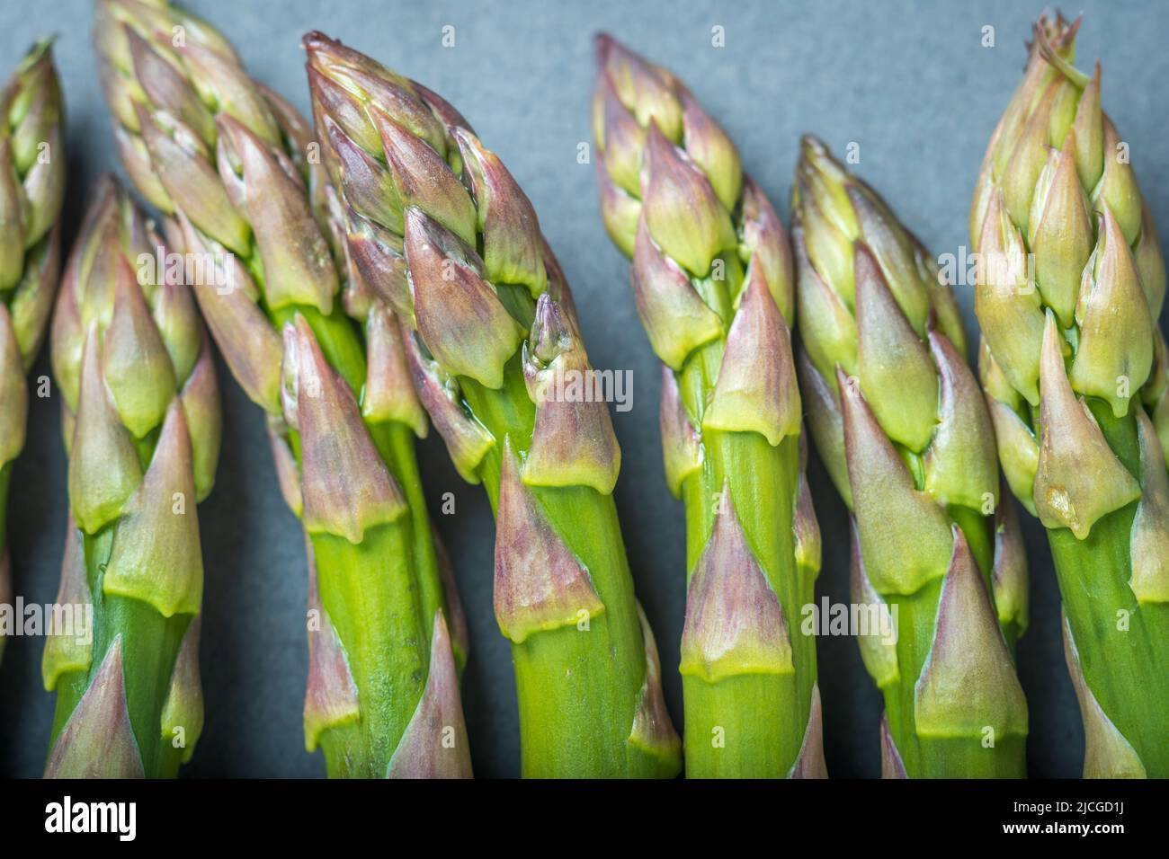 Un mazzetto di asparagi freschi spara closeup Foto Stock