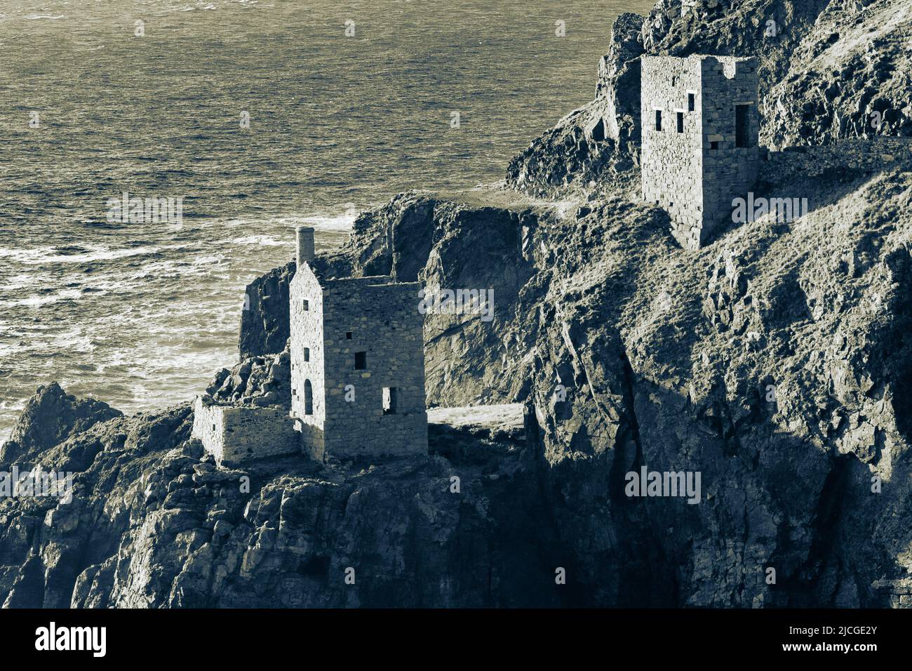 Corona il motore-albero alla miniera di Botallack nella Cornovaglia occidentale con post-trattamento slide tono Foto Stock