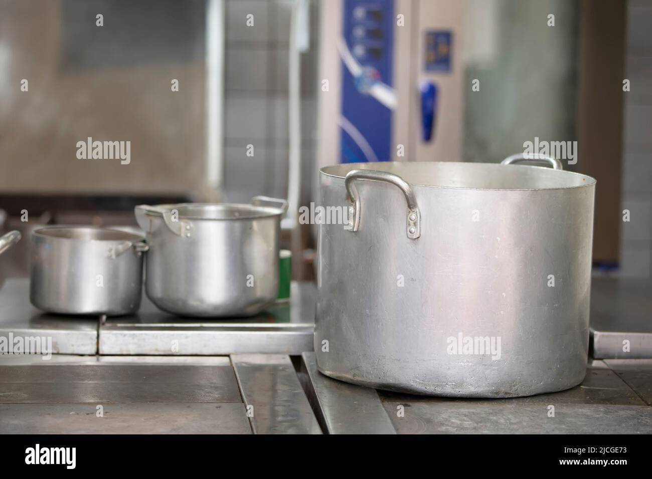 Grandi Pentole Di Alluminio Su Una Stufa Di Gaz Fotografia Stock - Immagine  di bruciatore, culinario: 173067134