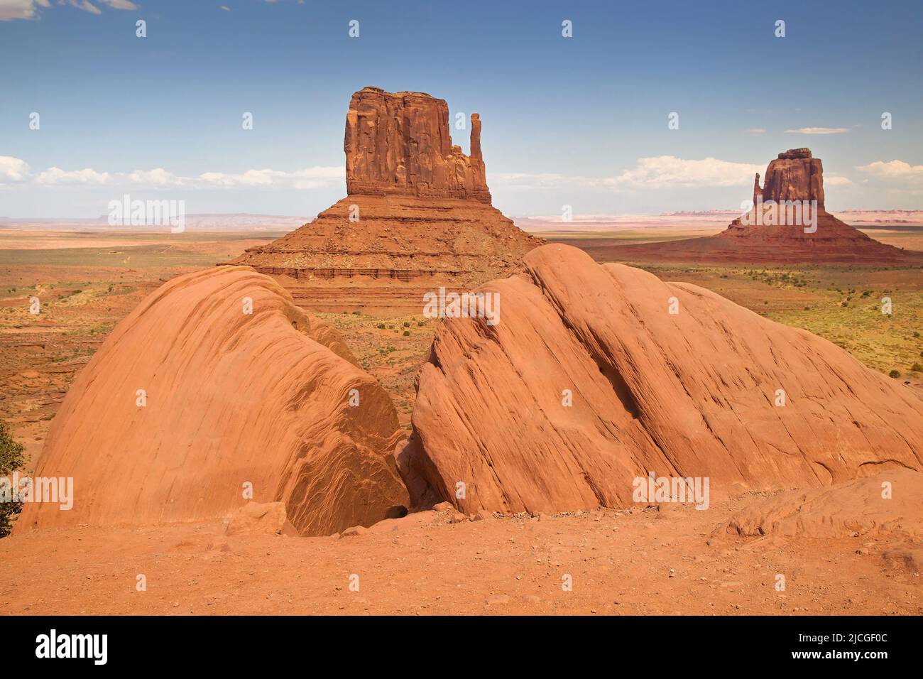Taylor Rock e Mittens in Monument Valley, Arizona, Stati Uniti. Foto Stock