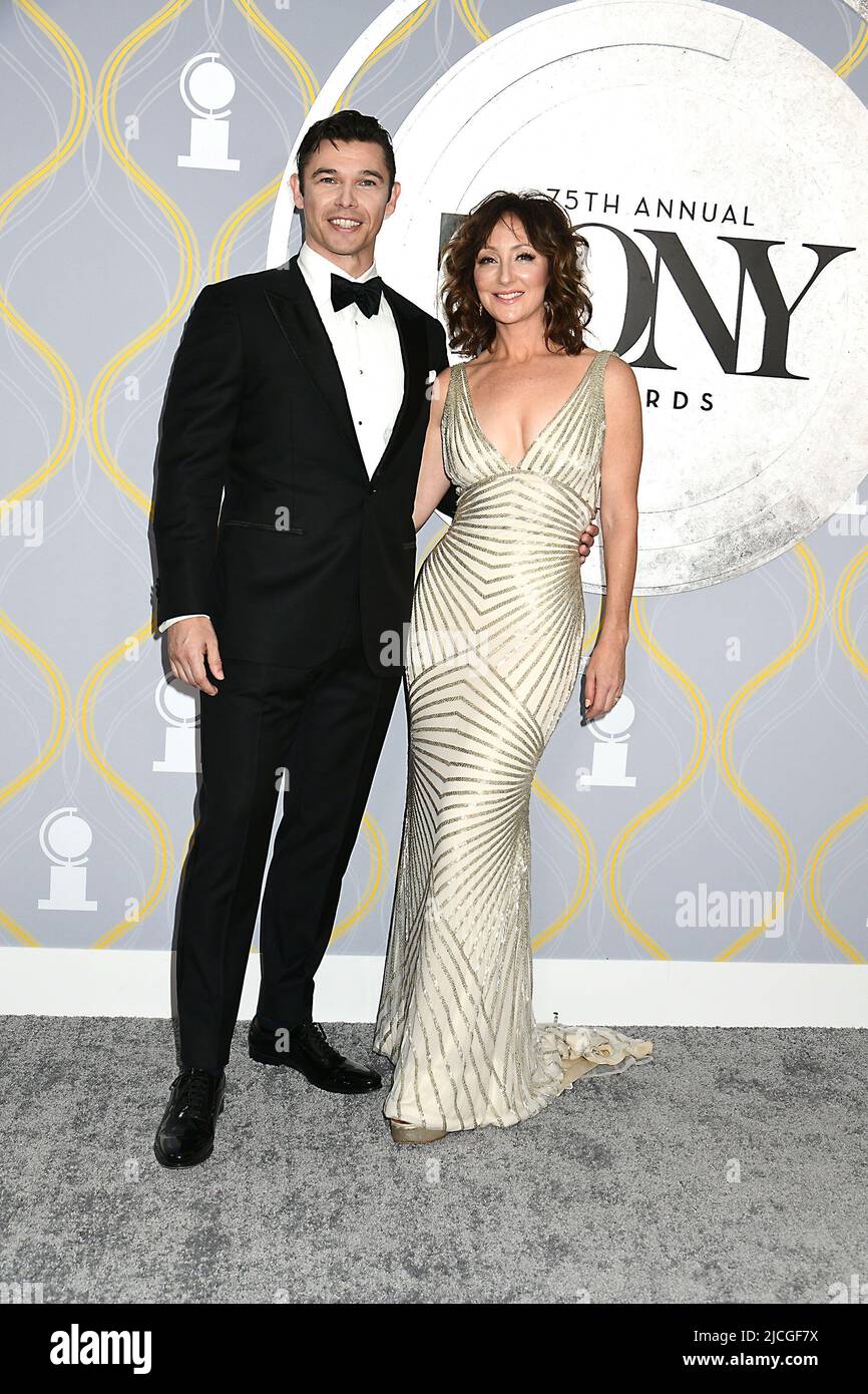 Paul Telfer e Carmen Cusack partecipano ai Tony Awards annuali 75th il 12 giugno 2022 alla radio City Music Hall di New York, New York, USA. Robin Platzer/ Twin Images/ Credit: Sipa USA/Alamy Live News Foto Stock