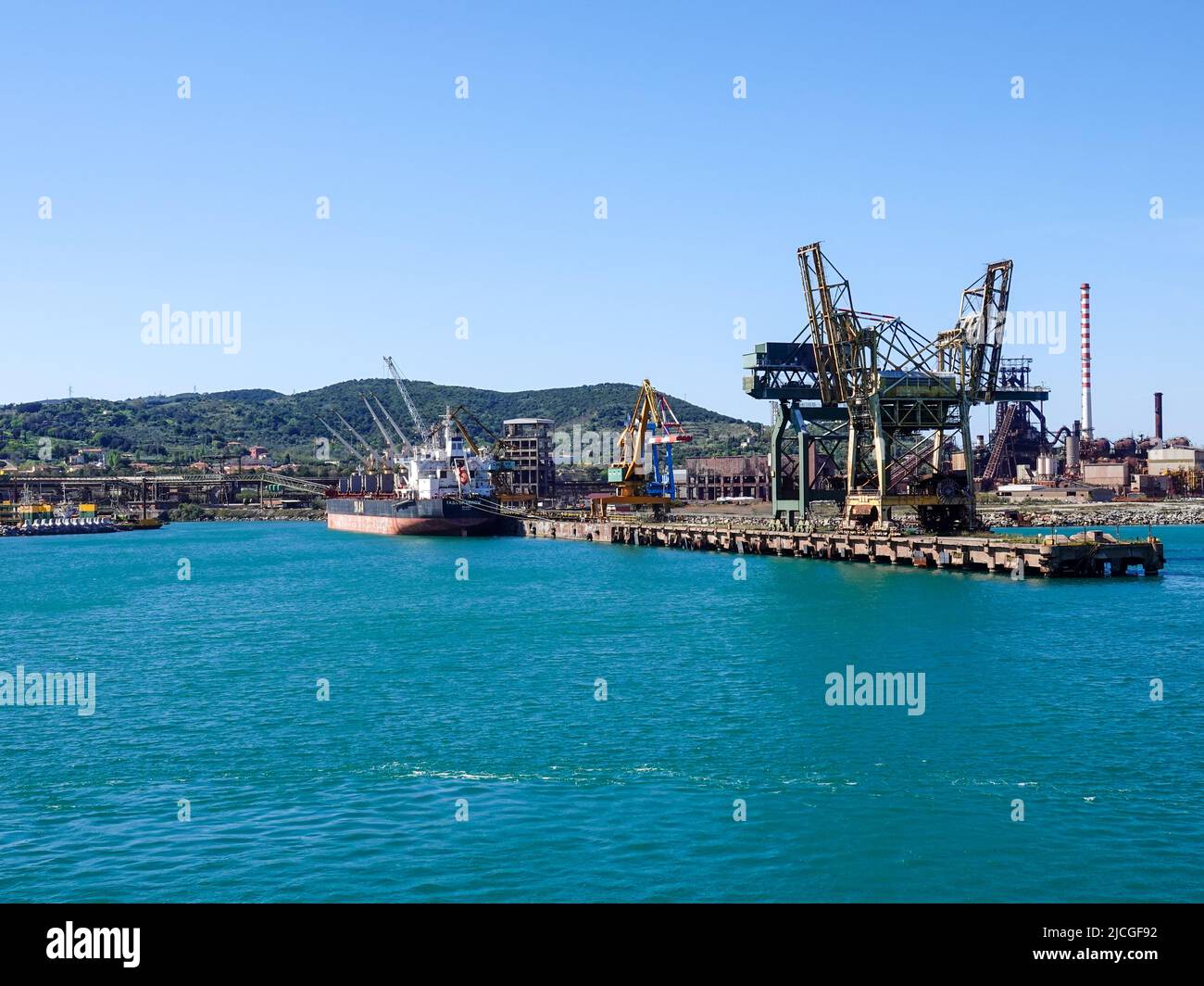 Porto di Piombino, porto per il trasporto di traghetti e merci situato sulla costa toscana. Le barche partono qui per destinazioni nell'Arcipelago Toscano, IT. Foto Stock