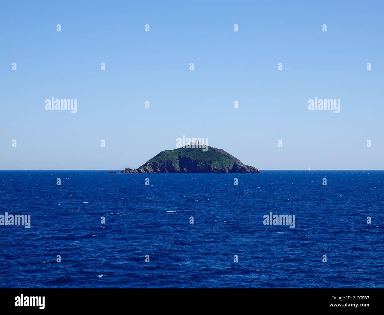 Faro di Palmaiola sull'Isola di Palmaiola, circondato dall'acqua, nell'Arcipelago Toscano tra Piombino e l'Isola d'Elba. Foto Stock