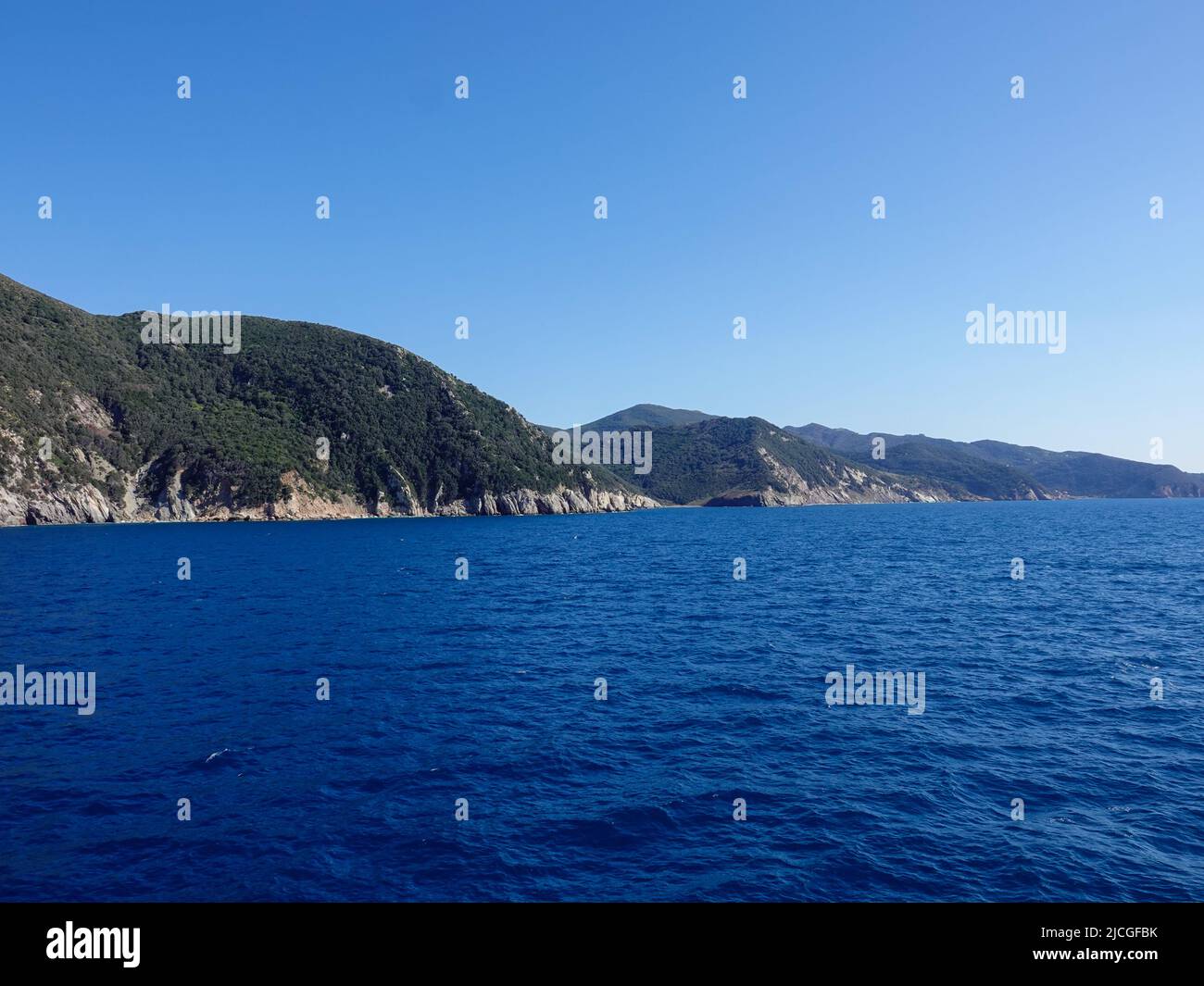 Vista mare della costa frastagliata, Isola d'Elba, Mar Ligure, Toscana, Provincia di Livorno, Italia. Foto Stock