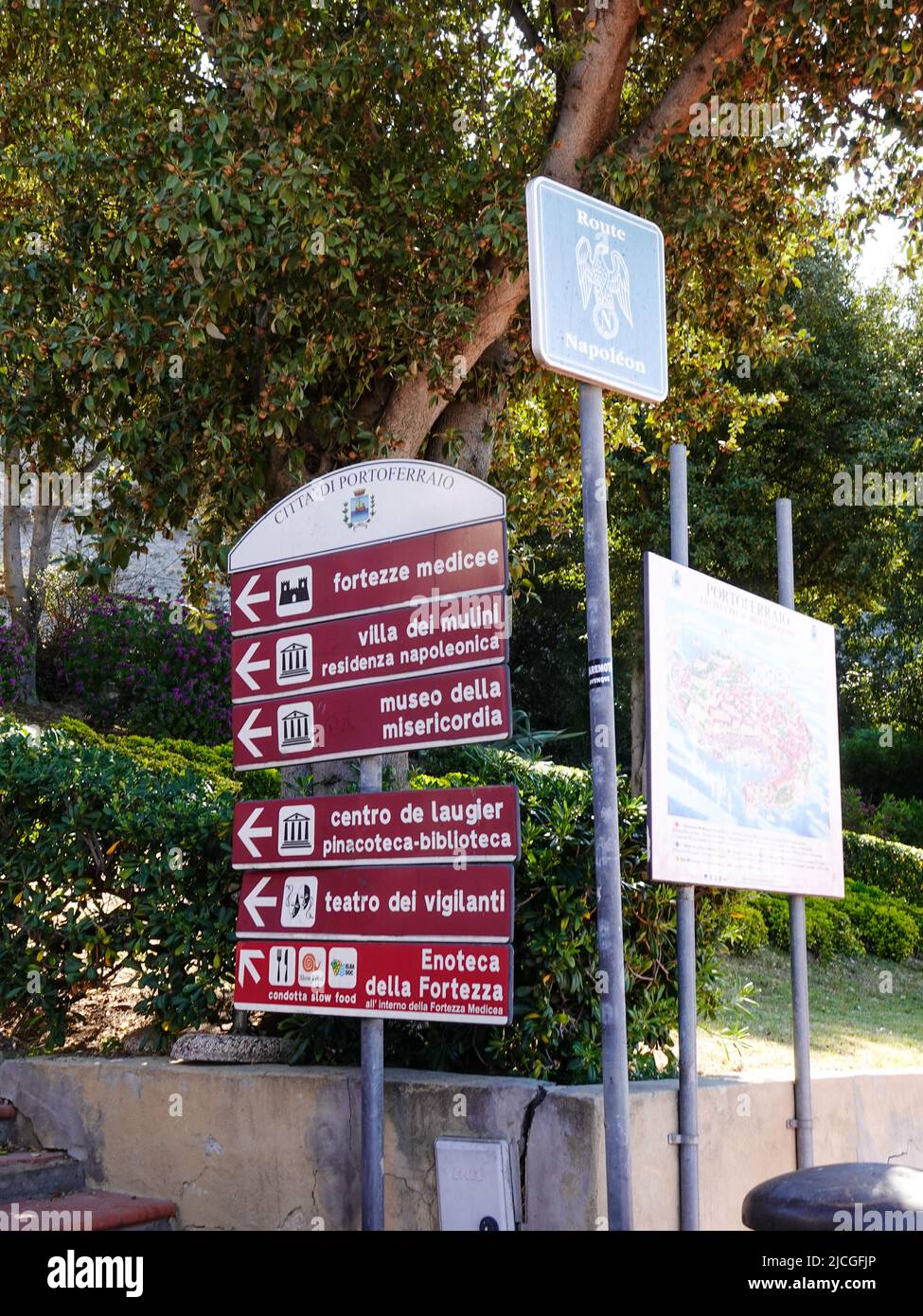 Cartelli che indicano i siti storici come il Forte dei Medici e la Residenza di Napoleone, Portoreffaio, Elba, Italia. Foto Stock