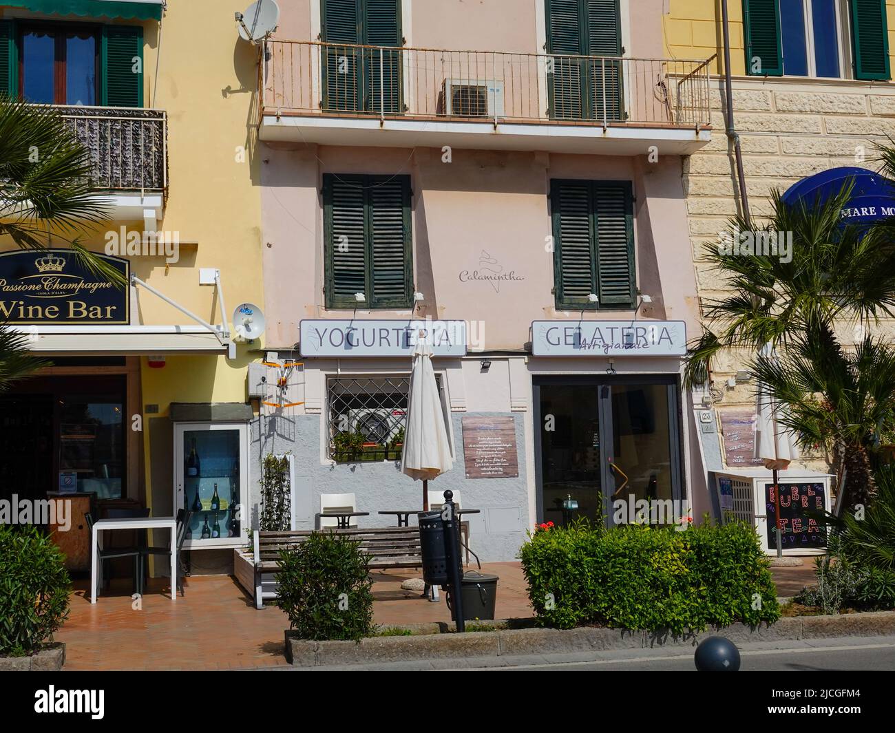 Negozi, edifici lungo il porto di Portoferraio sull'isola d'Elba. Foto Stock