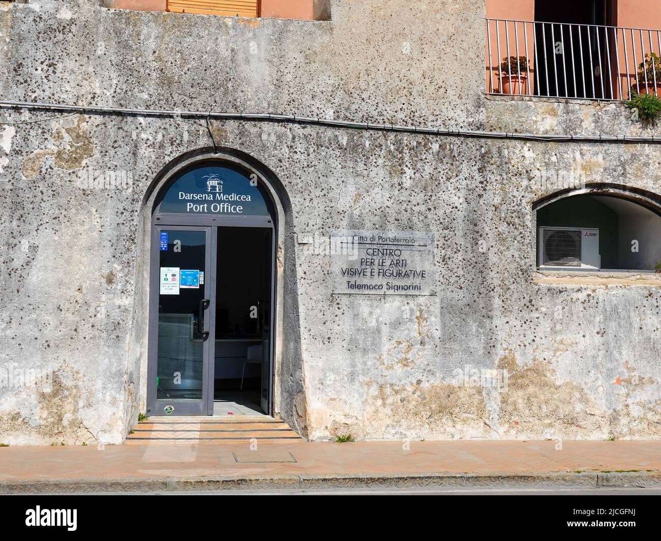Ingresso all'ufficio portuale Mediceo presso il porto di Portoferraio, Elba, Italia Foto Stock