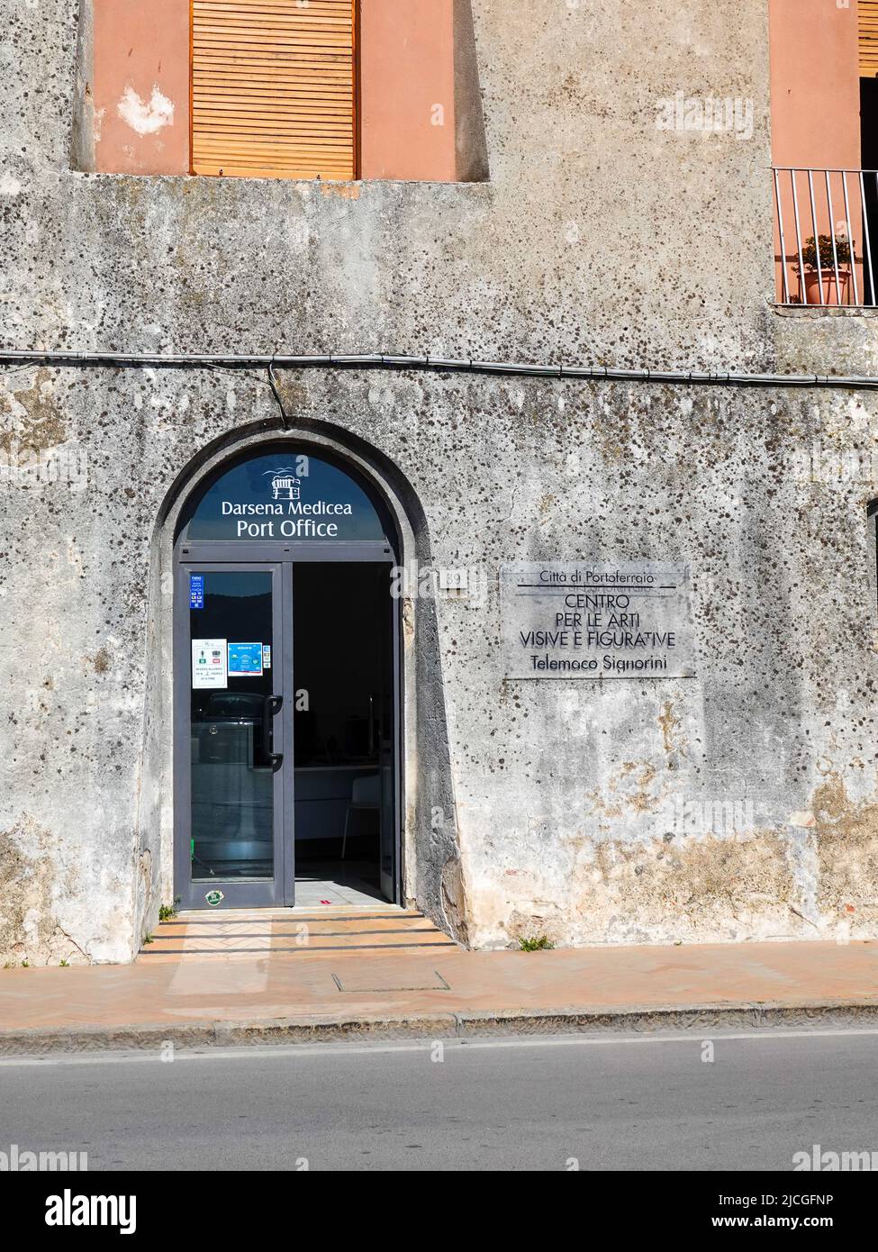 Ingresso all'ufficio portuale Mediceo presso il porto di Portoferraio, Elba, Italia Foto Stock