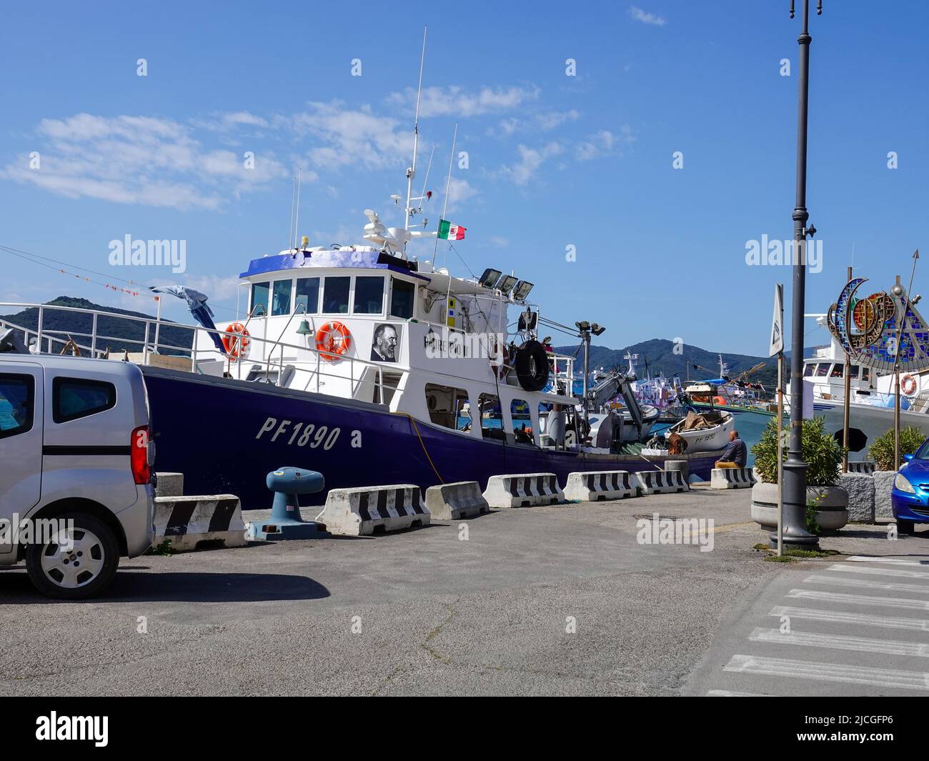 Barche da pesca commerciale, Padre Pio II, e pescatori, nel porto di Portoferraio sull'isola d'Elba, Livorno, Italia. Foto Stock