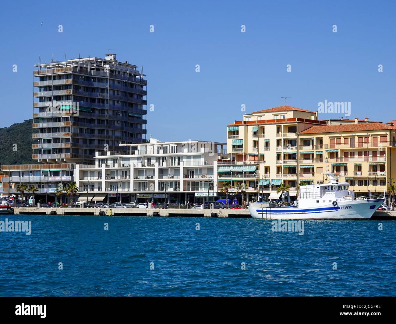Edifici lungo la città portuale di Portoferraio, Isola d'Elba, Toscana, Italia. Foto Stock