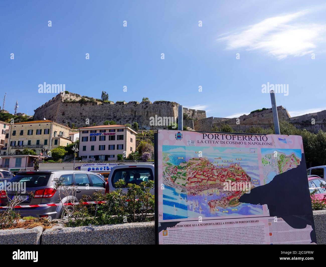 Edifici storici, cartello al porto, che annuncia Portoferraio come la città di Cosimo (di Medici) e Napoleone (Bonaparte), Isola d'Elba, Toscana, Italia. Foto Stock