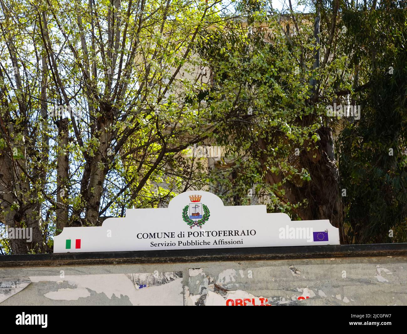 Accedi allo spazio per gli avvisi della comunità. Comune di Portoferraio: Servizio pubblico affisioni. Municipio di Portoferraio, servizio pubblico di affissioni, Italia. Foto Stock