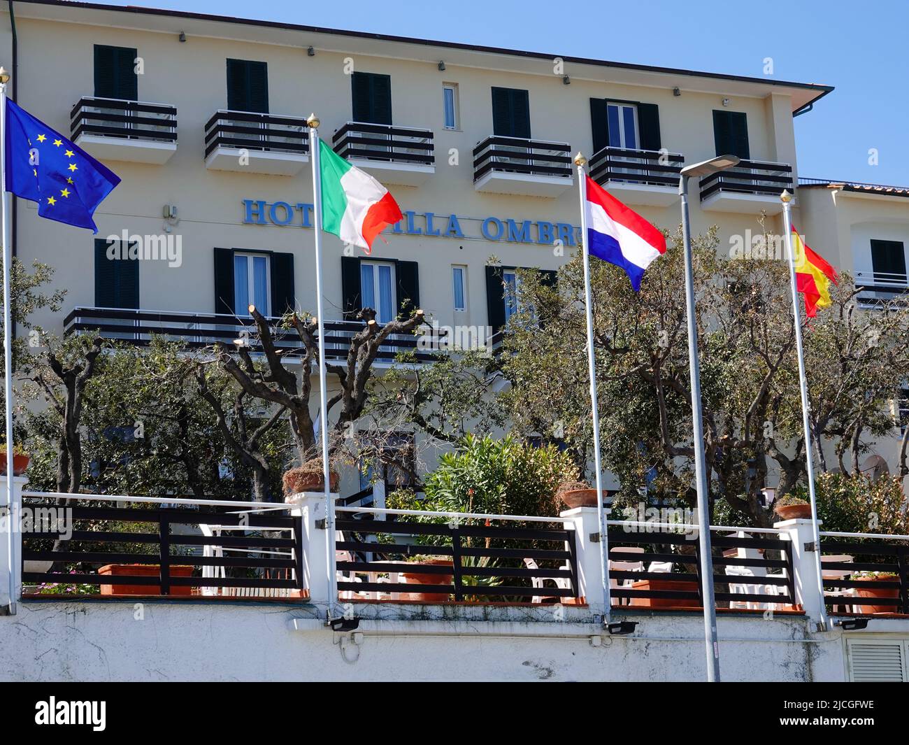 Bandiere volano di fronte all'Hotel Villa Ombrosa, un resort hotel a Portoferraio, sull'isola d'Elba, Toscana, Italia. Foto Stock