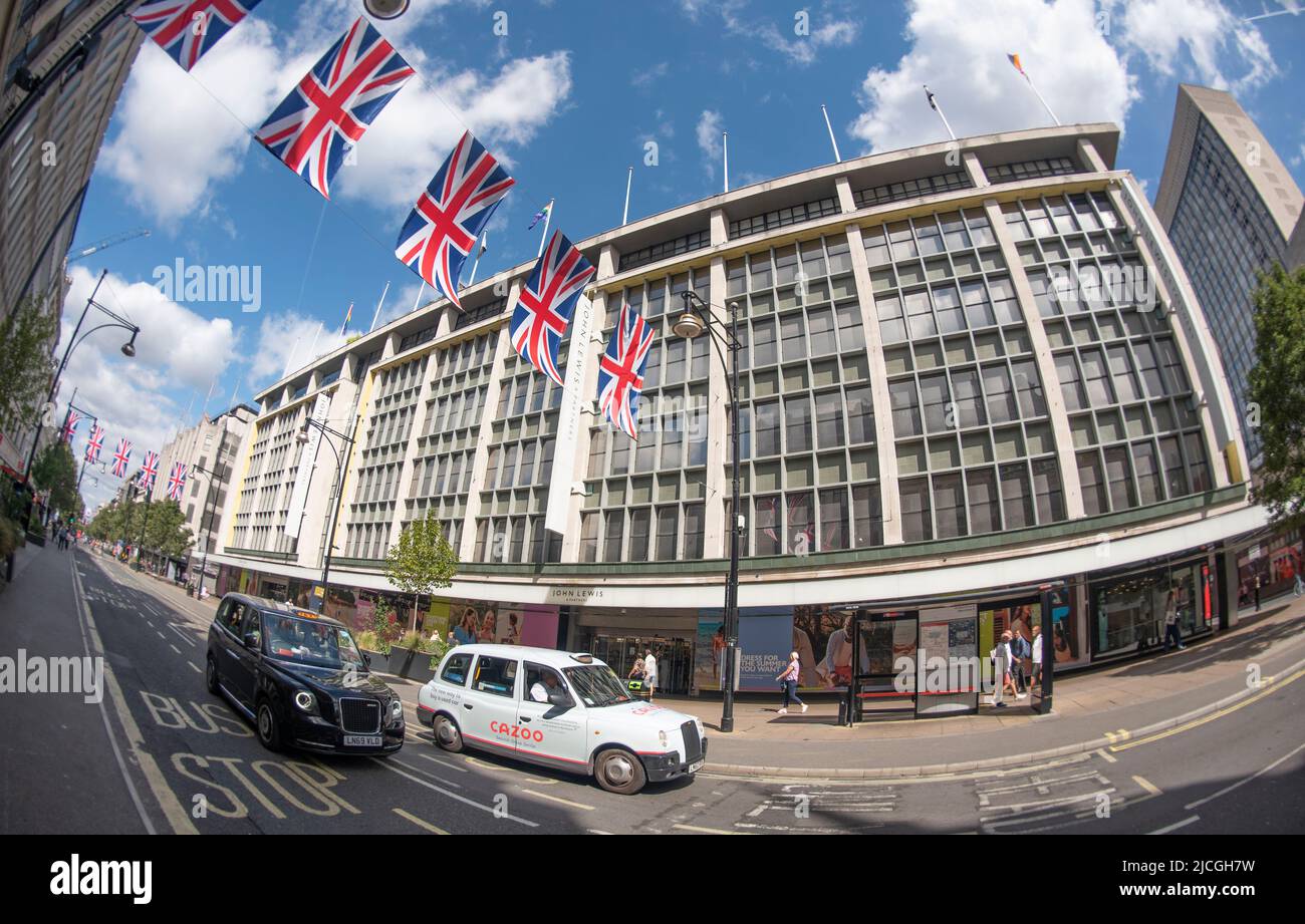 Oxford Street, Londra, Regno Unito. 13 giugno 2022. Le bandiere Platinum Jubilee si aggrappano sopra Oxford Street in una giornata calda in questa vista con lenti fisheye del negozio di punta John Lewis and Partners. Credit: Malcolm Park/Alamy Live News. Foto Stock