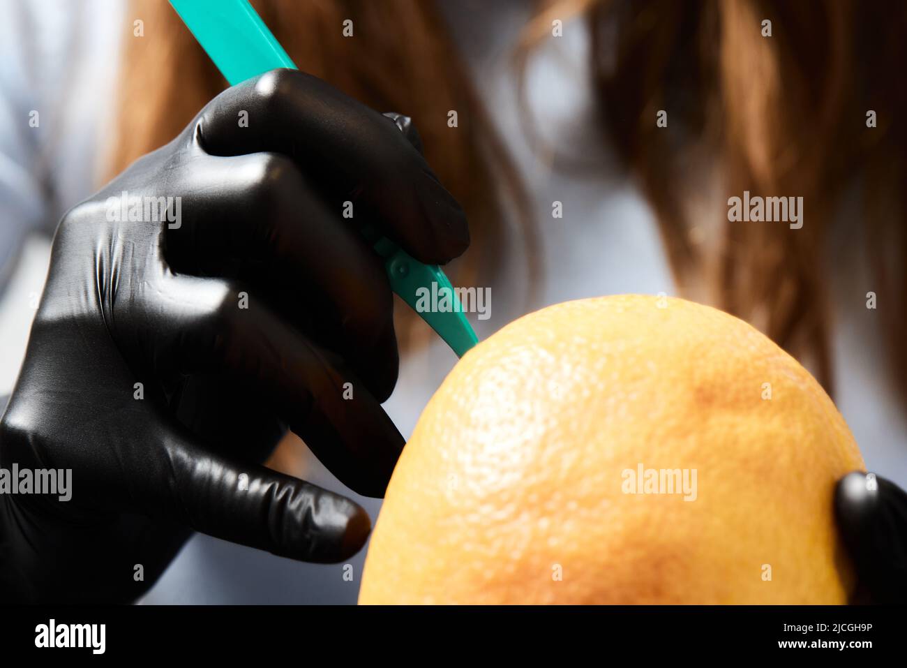 Analisi degli alimenti in laboratorio. Il tecnico di laboratorio prepara un campione per l'esame microscopico Foto Stock