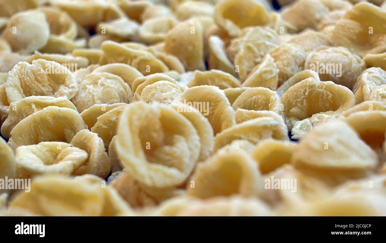 Immagine ravvicinata delle orecchiette pugliesi fresche fatte a mano. Ricetta tipica italiana per la pasta Foto Stock
