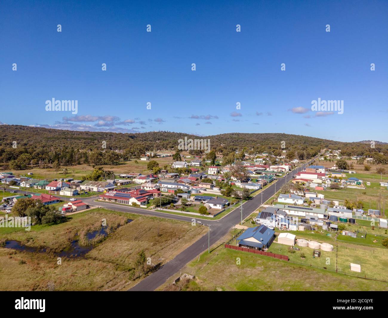 Vista aerea di Emmaville, NSW, 2371, Australia, bella città di campagna circondata da colline e macchia Foto Stock