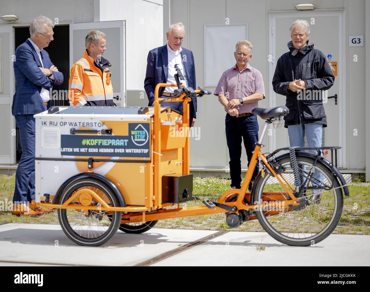 2022-06-13 12:49:45 GRONINGEN - Johan Remkes, presidente del programma Nazionale Groningen, durante una visita di lavoro al Centro di prova Hydrohub megawatt. Nell'impianto di prova vengono effettuati vari esperimenti, test e progetti di ricerca nel campo delle tecnologie di elettrolisi delle acque. ANP ROBIN VAN LONKHUISEN olanda OUT - belgio OUT Foto Stock